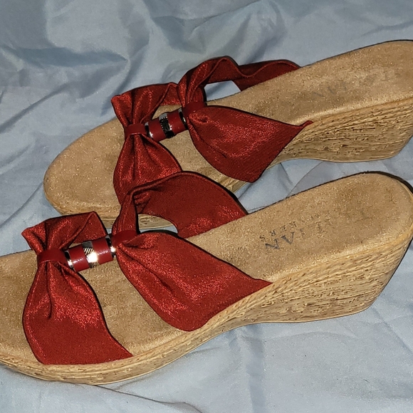 Italian Shoemakers Beige Sandals with Red Bow Design - Picture 2 of 4
